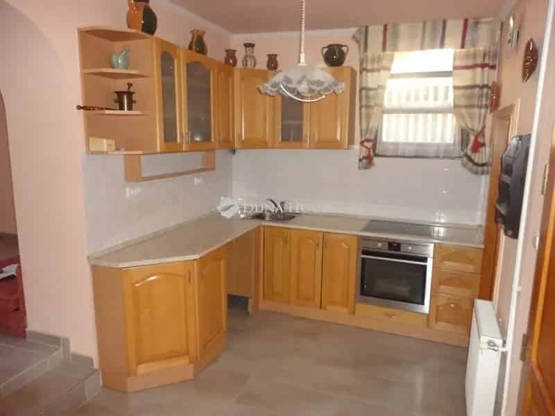 Etyek Újhegy 80m2-es felújított kőház eladó