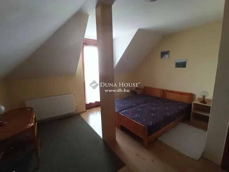 Egri panorámás családi ház eladó 8 szobával