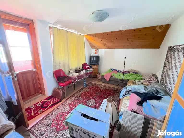 Eladó téglaépület Monoron - Panorámás telek szőlővel és gyümölcsfákkal