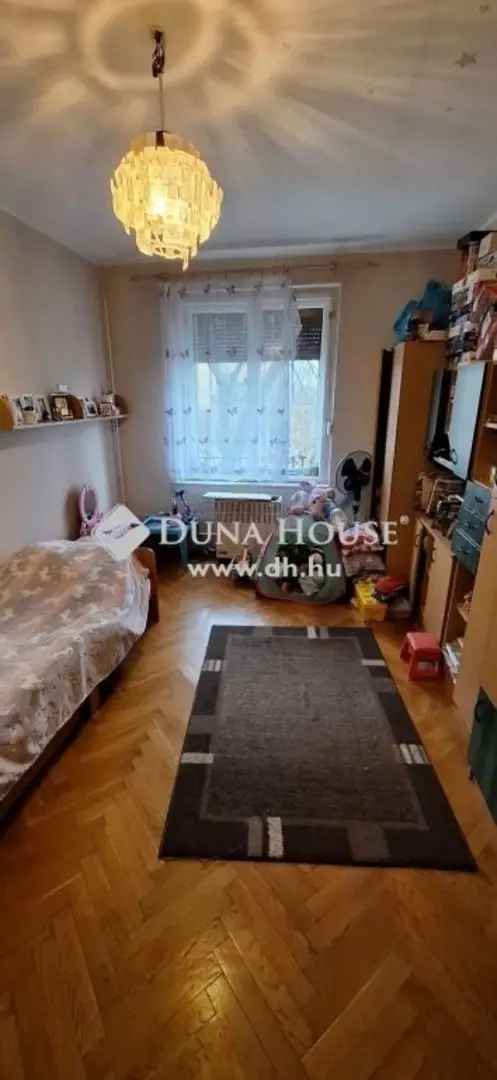 Pécs Uránváros 2 szobás felújítandó lakás eladó