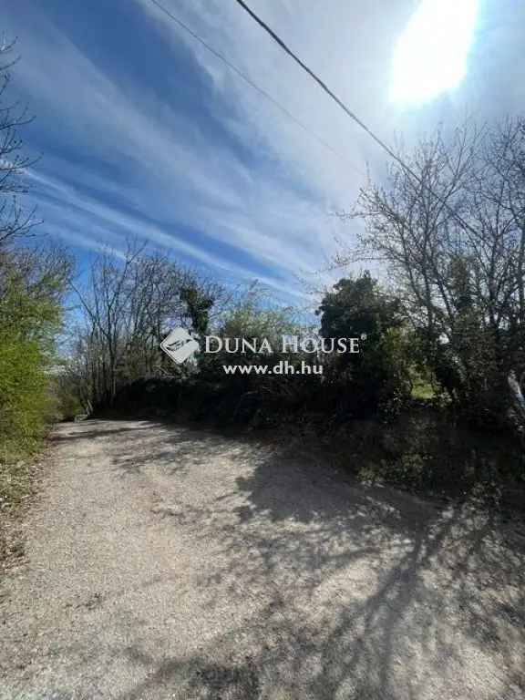 Panorámás 1404 nm-es Saroktelek Eladó Kiváló Beépíthetőséggel