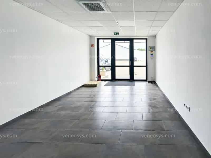 Kiadó irodaház Pakson reszegységenként 880 nm