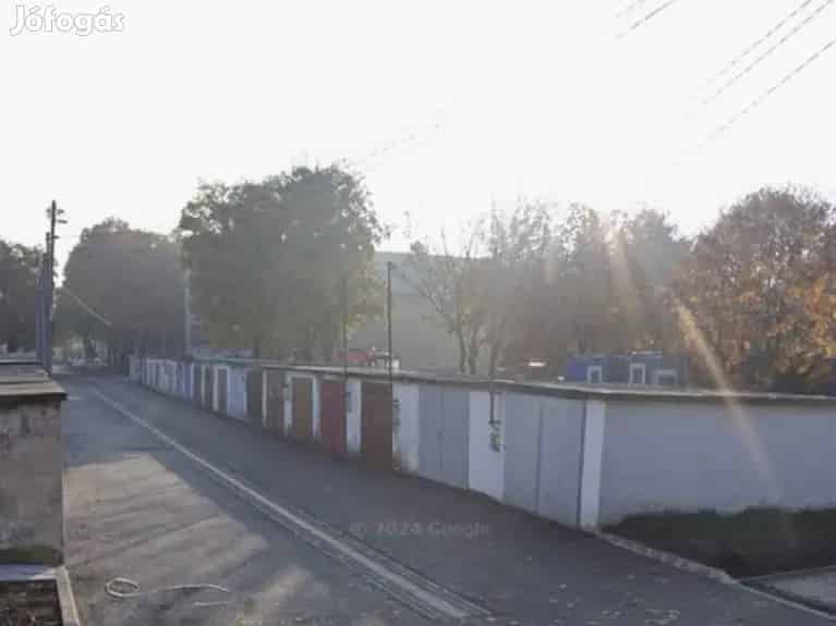 Mohácsi Garázs Eladó - Park Utcai Általános Iskola Közelében