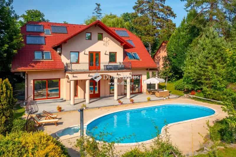 Gödöllői Luxusvilla Kiadó Saját Tóval és Medencével