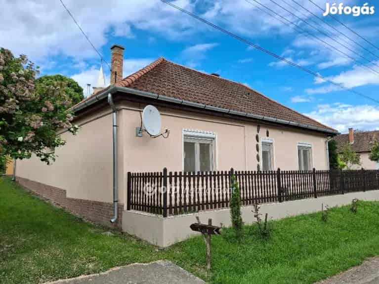 Eladó felújított kertes ház Cserháthalápon