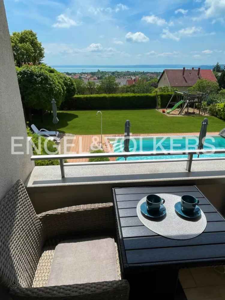 Eladó panorámás villa Balatonfüreden, 6 apartmannal és fűthető medencével