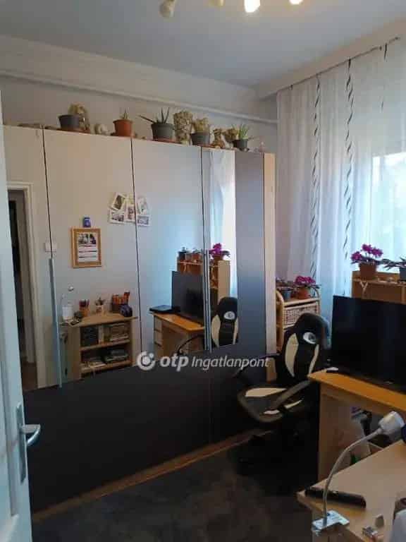 Hajduhadhaz belvaros 3 szintes 187 m2 üzlethelyseg elado