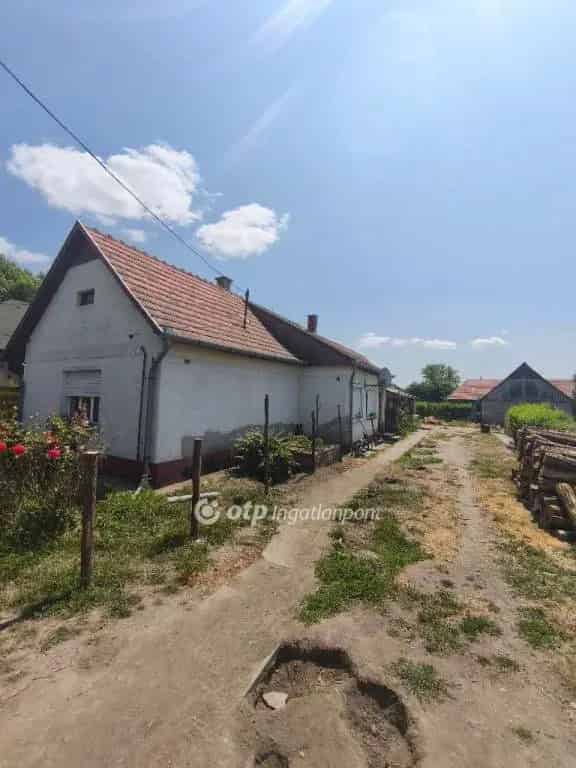 Nagyút 75 nm-es családi ház eladó - 3 szoba, garázs, kerti tó