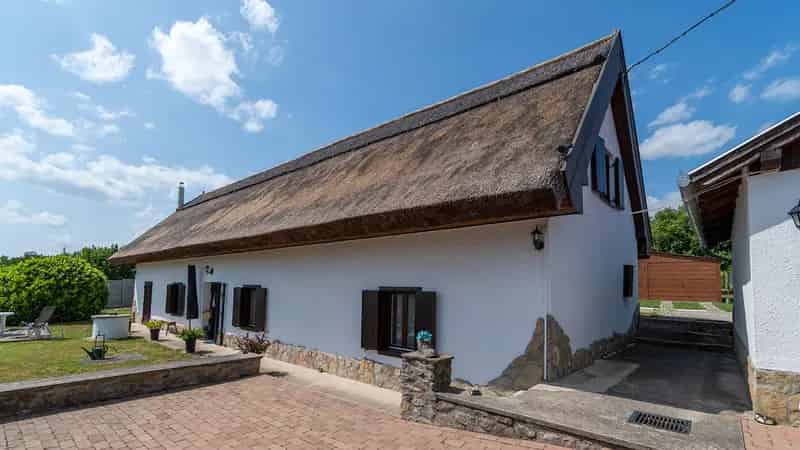 Családi ház eladó - Tradicionális stílus Nádtető