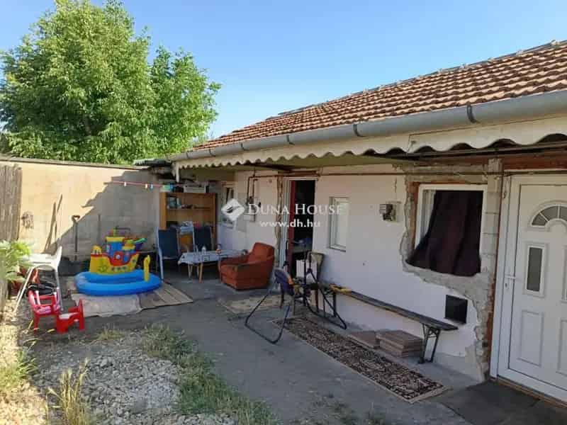 Vecsésen eladó 40m2-es kisház osztatlan telken