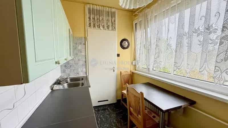 Szegedi 72m2-es 3 szobás panel lakás eladó