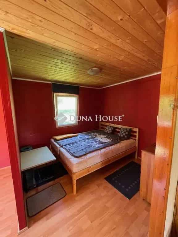 Adonyi zártkerti nyaraló eladó 726 m2-es telken