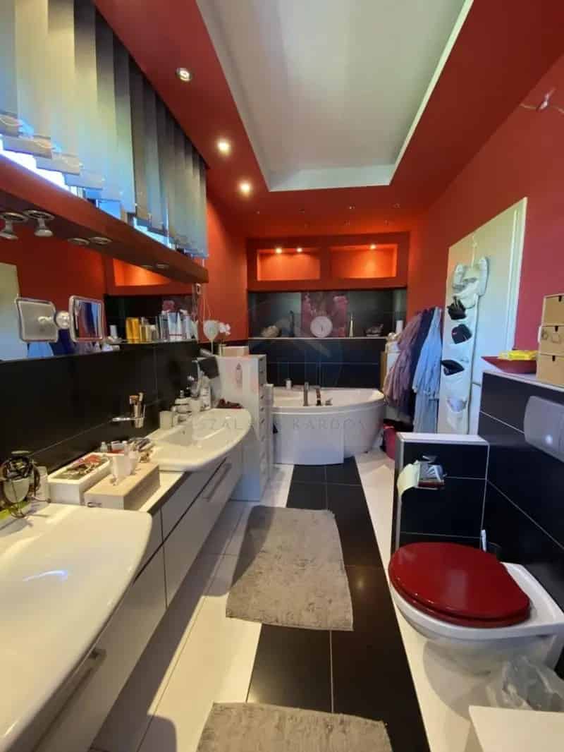 Sopron 3 szintes családi ház eladó 5 hálószobával medencével