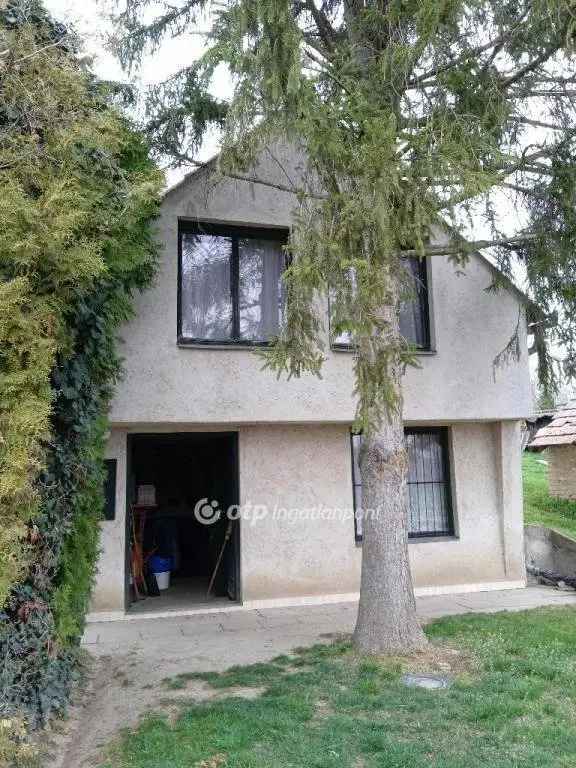 Romándi 61 nm-es 2 szintes ház szőlővel eladó