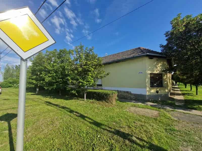Magyarcsanádi 82 68 nm-es két lakrészes családi ház eladó