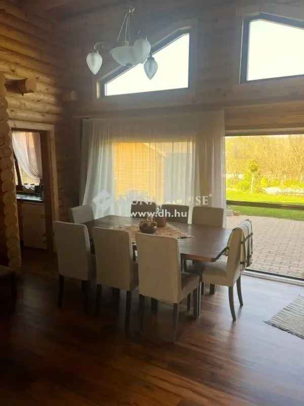 Sóskúti rönkház eladó - 110m2, 3 hálószoba, szauna, fürdőtó