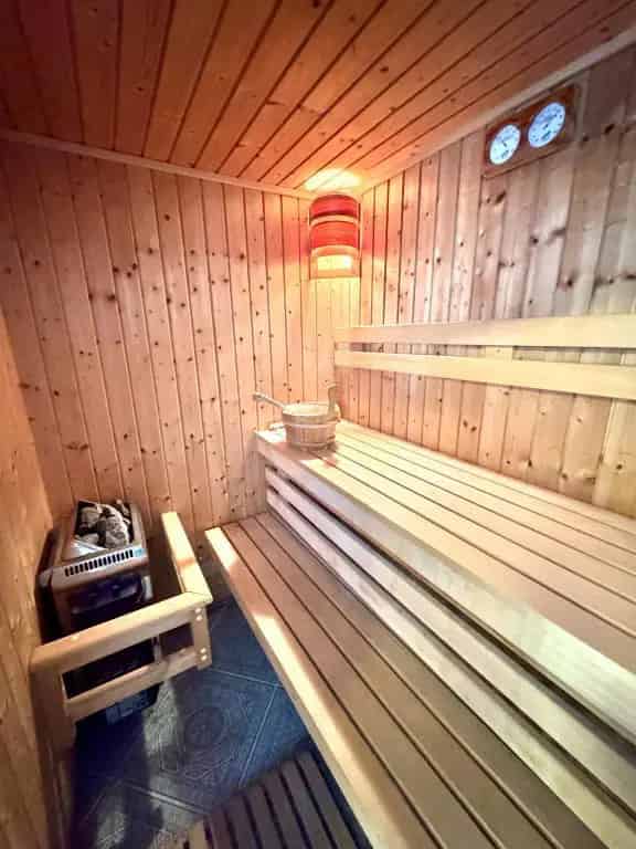 Budajenőn eladó 353 m2-es 5 szobás családi ház