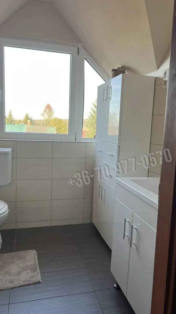 90m2-es 3 szobás családi ház Tatabányán tópart közelében