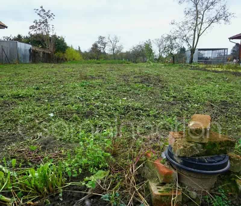 1437 m2-es telek eladó csendes utcában 30% beépíthetőséggel