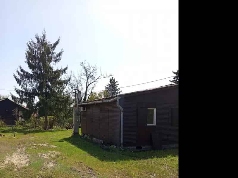 Surány belterületi saroktelek eladó - kis nyaralóval