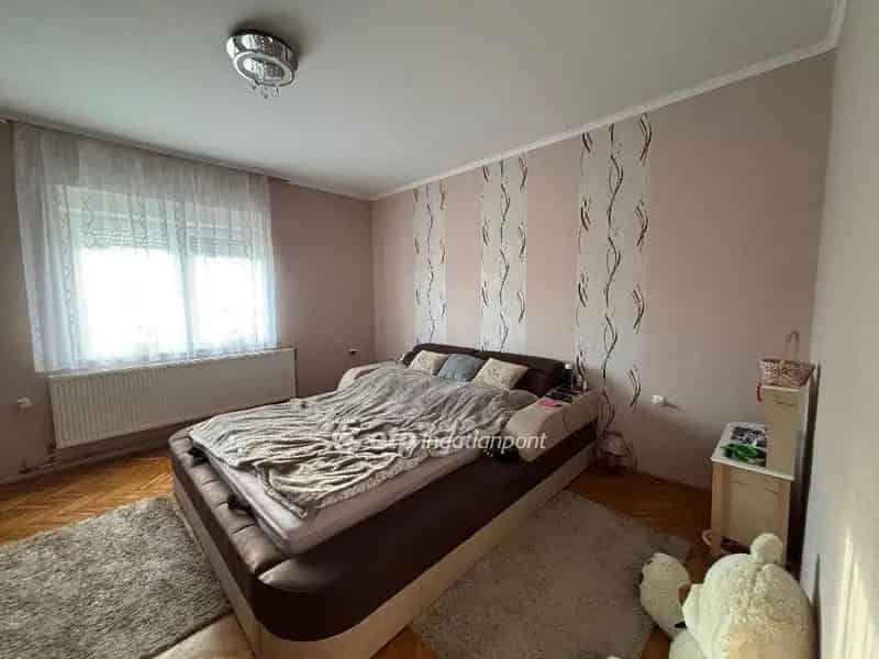 Kisvárda 99m2 családi ház eladó - 2 garázs - parkos kert