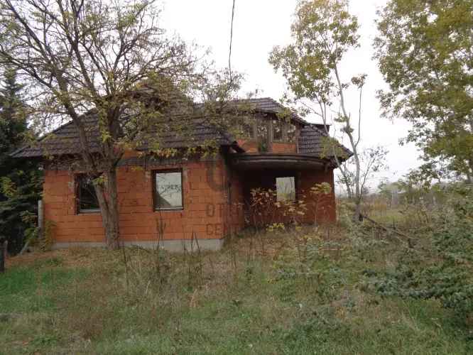 Tiszaalpári eladó 5 szobás szerkezetkész ház 1440 m2-es telken