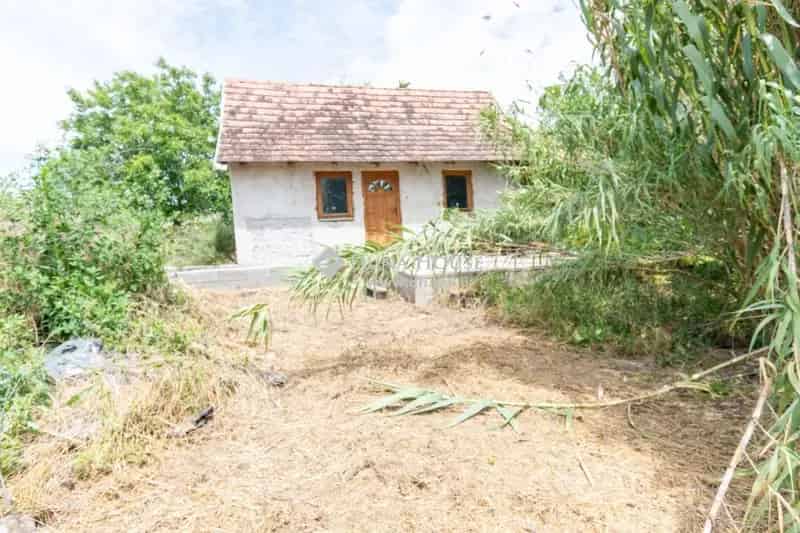 Polgárdi 4436 m2-es zártkert eladó gazdasági épülettel