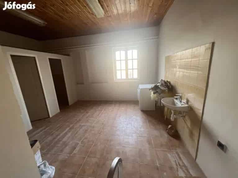 Cegléd Gip-1 övezetben raktárépületek eladók