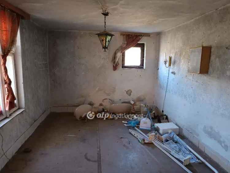 Egri Panorámás Telek Kis Házzal Gyümölcsössel