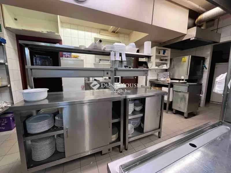 Győr Belváros 250m2 Üzlethelyiség 9 Parkolóval Eladó