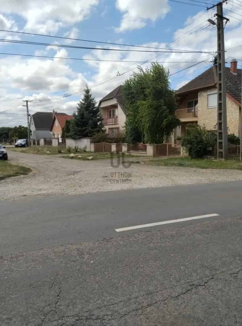 Telek eladó családi ház vagy ikerház építésére