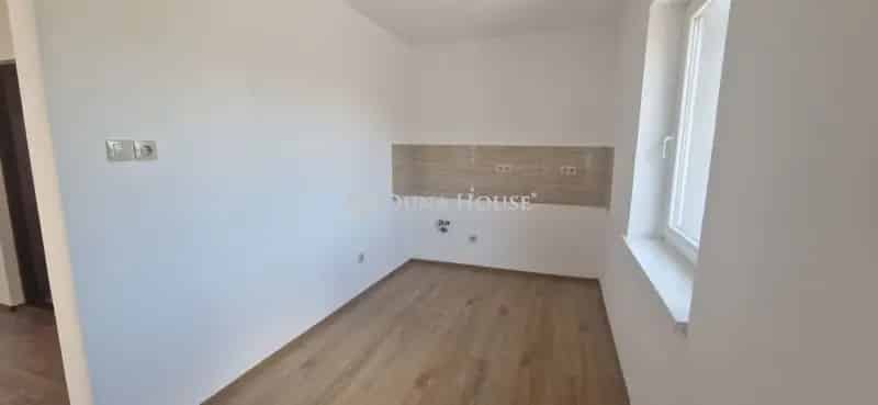 Balaton 2 perc sétára 82m2-es felújított tégla lakás
