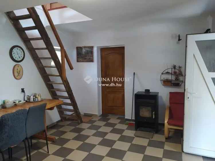 66 m2-es családi ház eladó Baján vízparton