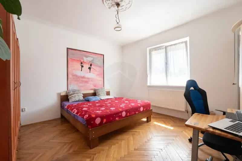 Oroszlányi 5 szobás családi ház dupla komfortos 891 m2-es telken