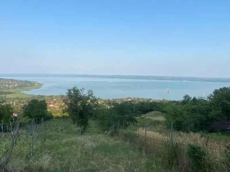 Balatoni panorámás Badacsonyi telek eladó