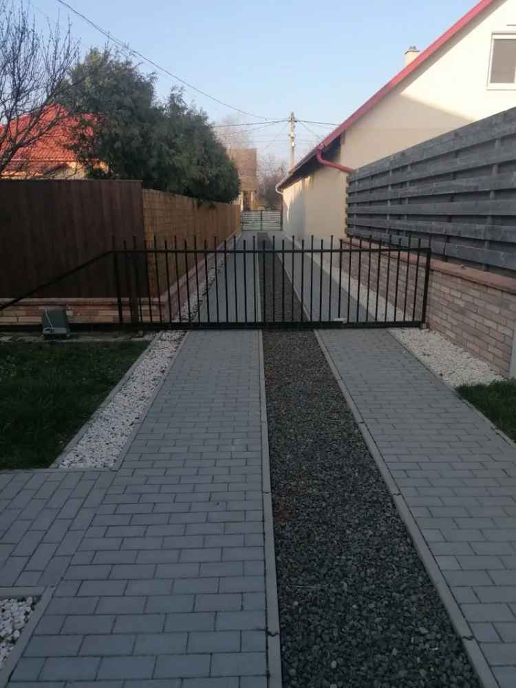Zsámbéki családi ház saját tóval és tágas udvarral