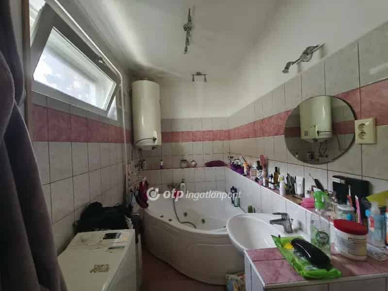 Szentesi családi ház eladó - 3 szintes, üzlethelyiséggel