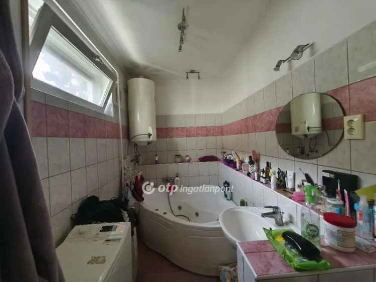Szentesi családi ház eladó - 3 szintes, üzlethelyiséggel