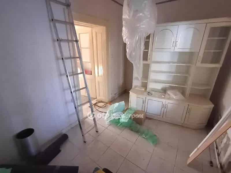 Bajai 222m2-es családi házrész eladó - 3 hálószoba, 2 konyha