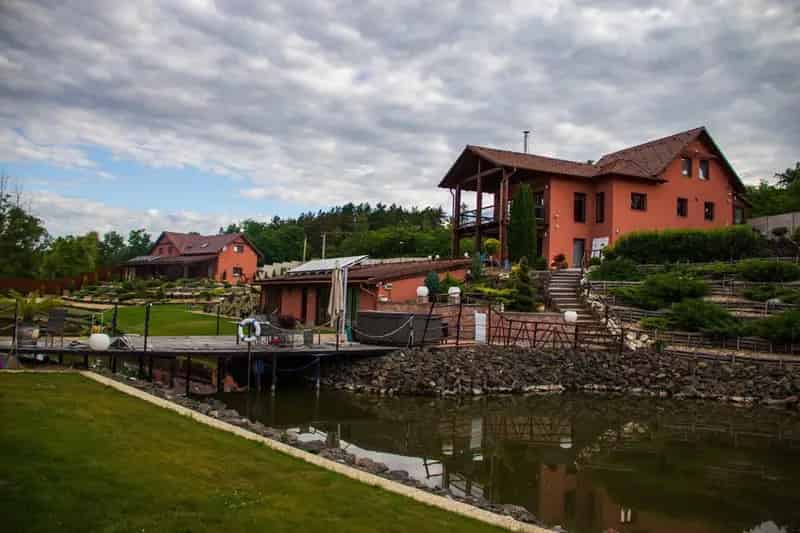 Egyedi Ranch Pest megyében tóval, 2 épülettel eladó