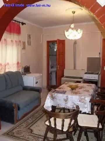 Városközeli ház eladó 580 m2 telekkel és melléképületekkel