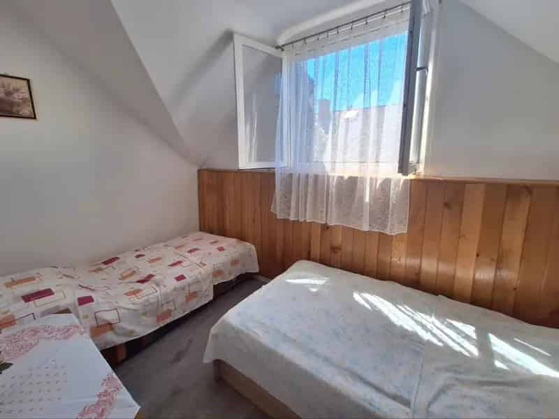 Balatonfenyvesi felújított ikerház eladó apartmannal