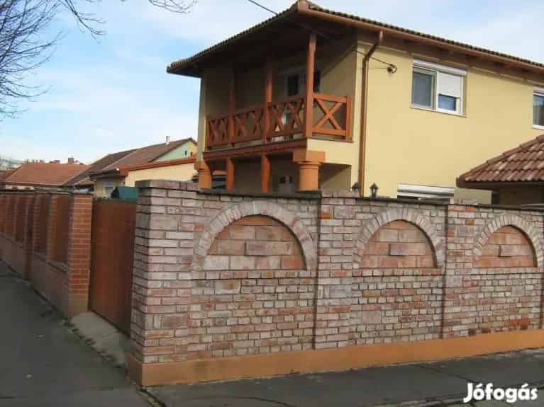 Eladó családi ház Miskolcon - 140m2, 2 fürdő, napelem, klíma