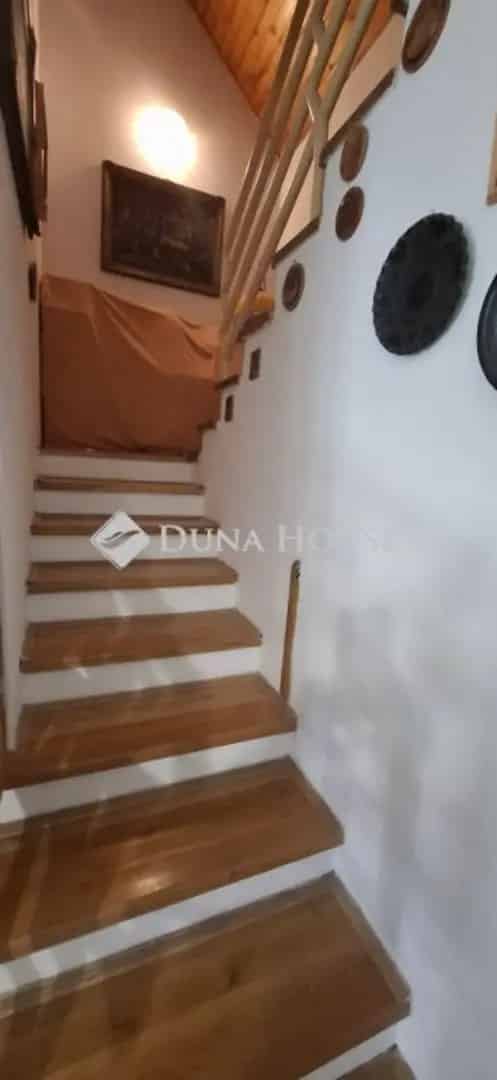 Pécs Belvárosi Sorház Kerttel és Garázzsal Eladó