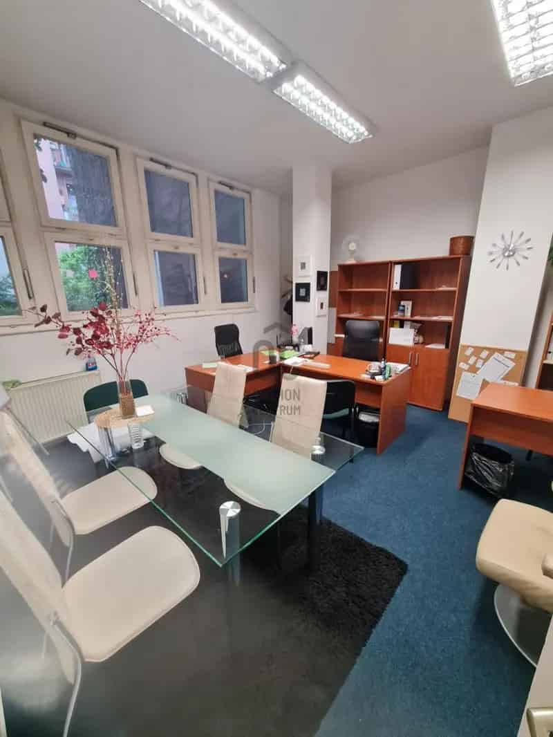Első emeleti iroda eladó közvetlen utcai bejárattal