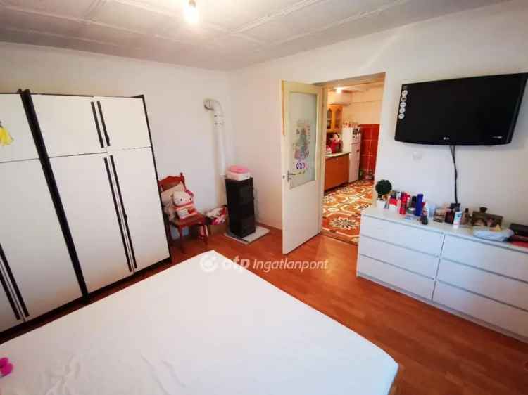 Dömsödön eladó családi ház 1843 m2 telekkel