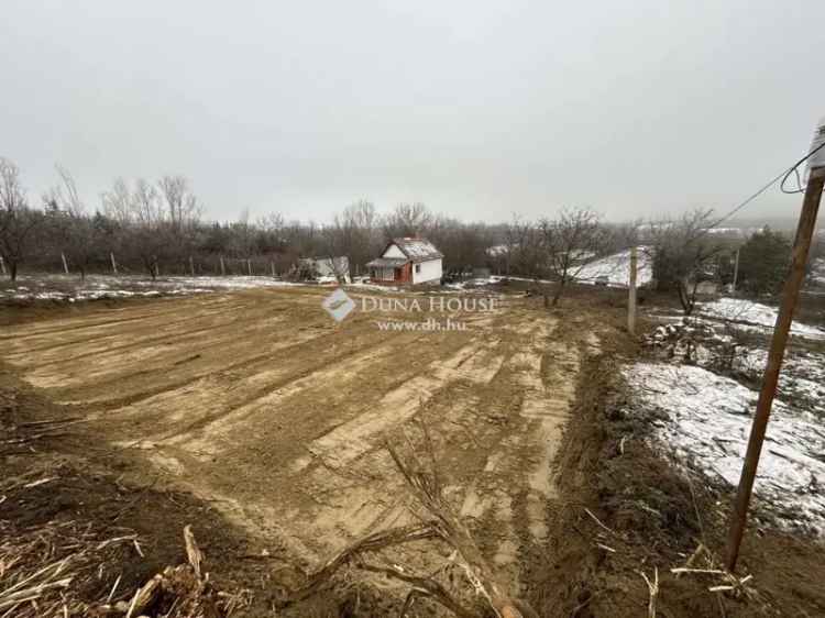 1086 m2-es Telek Eladó Csendes Környéken