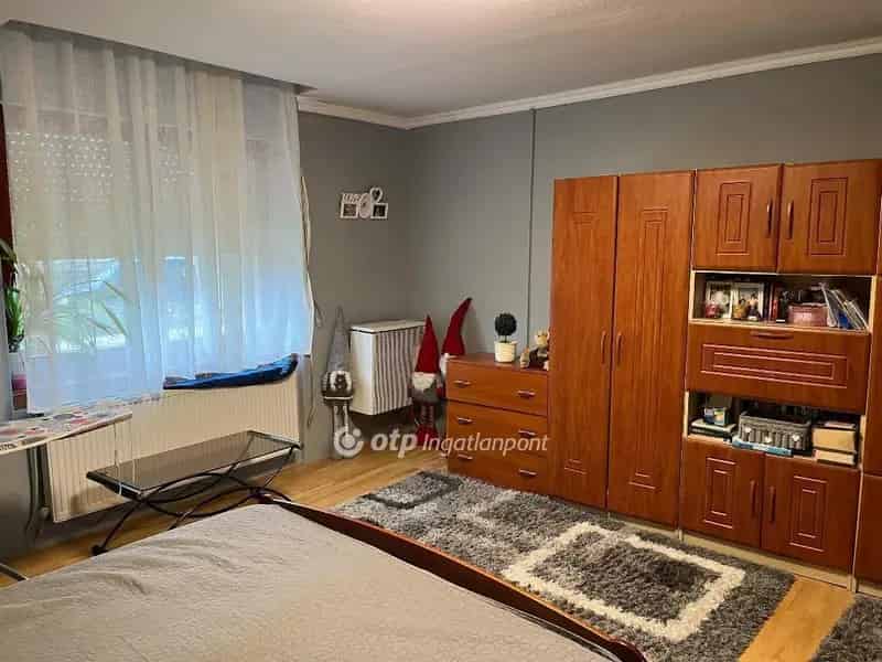 Jászberényi családi ház eladó - 3 hálószoba, nagy telek, melléképület