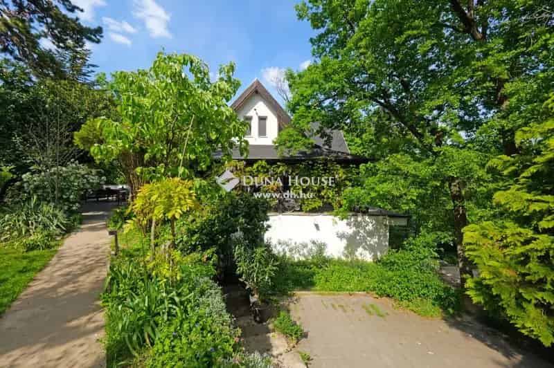 Erdővel határos családi ház Csillebércen - 8 szoba wellness részleggel