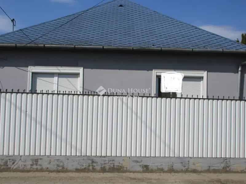 Családi ház ipari épülettel eladó Nyírpazonyban